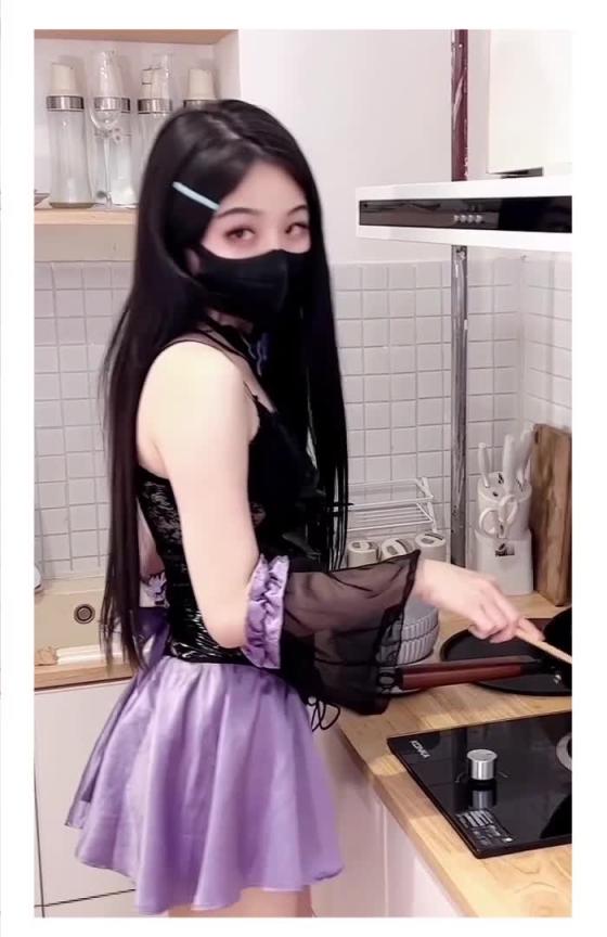 【小编推荐】三月樱花 恶魔娇妻 厨房炒饭啪啪 预览截图 5
