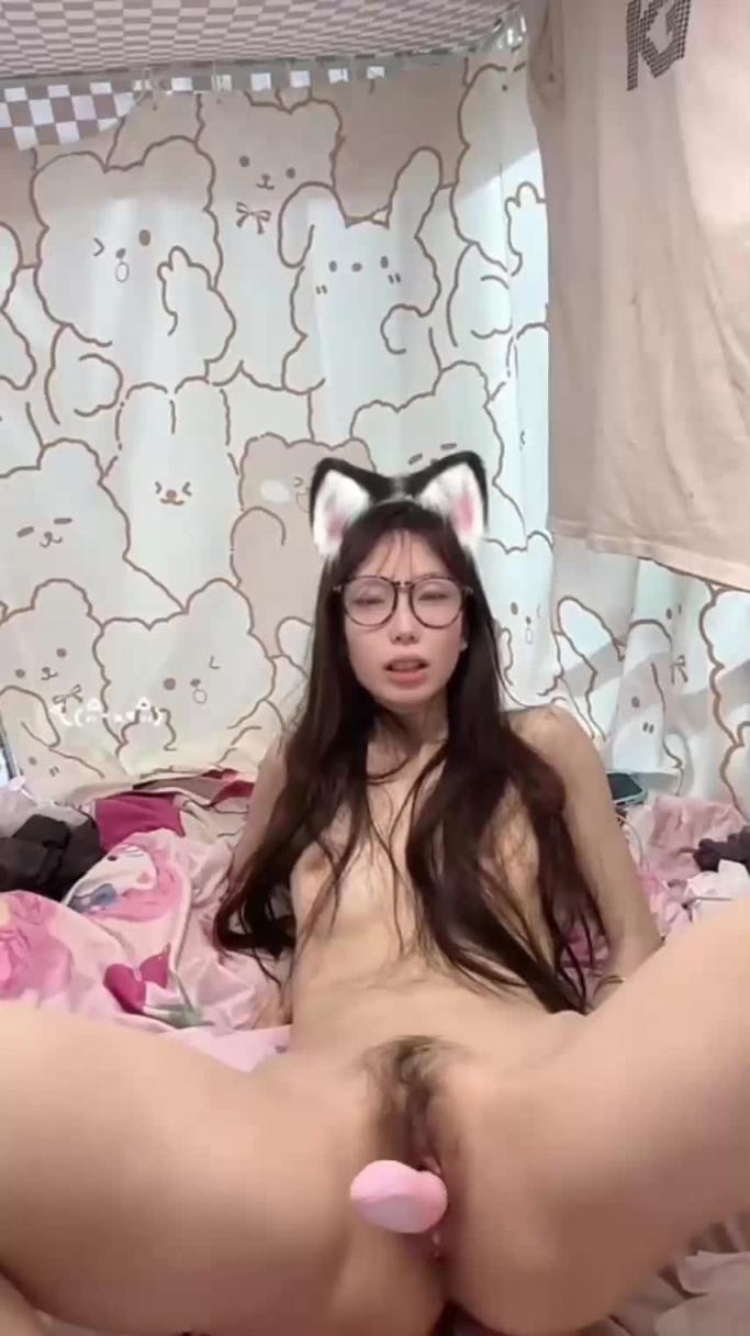 母狗学生，视频里她不再是那个清纯可人的小仙女，而是化身淫浪母狗！ 预览截图 10