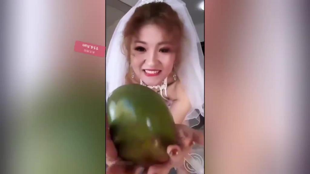 【重口变态】国产变态骚母狗扩张虐阴 芒果南瓜塞进骚逼 超大号玩具抽插扩张 大瓶鲜橙多勐捅 预览截图 2