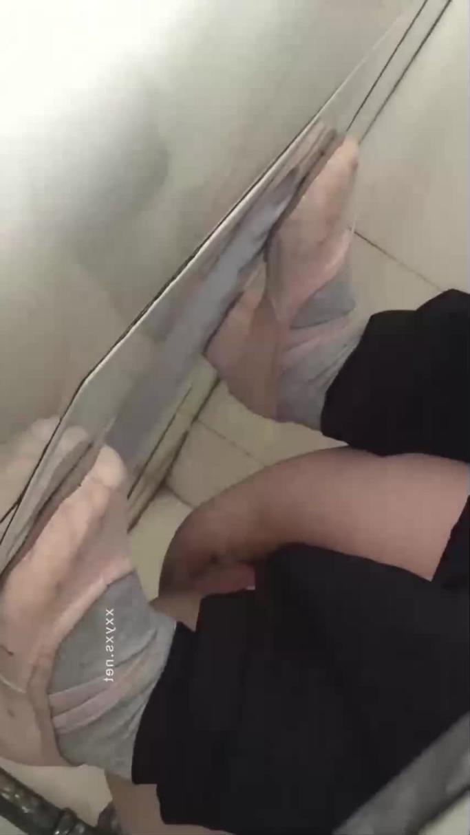 潜入舞蹈培训班_偷拍两位漂亮的女学员嘘嘘 预览截图 10