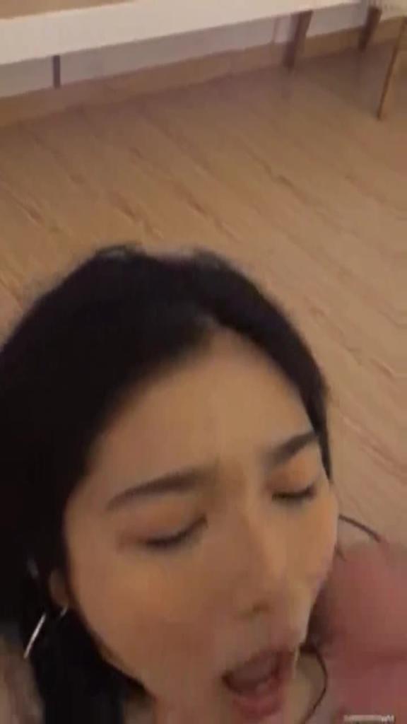调教高颜质美女小母狗跪舔深喉鸡巴 预览截图 8