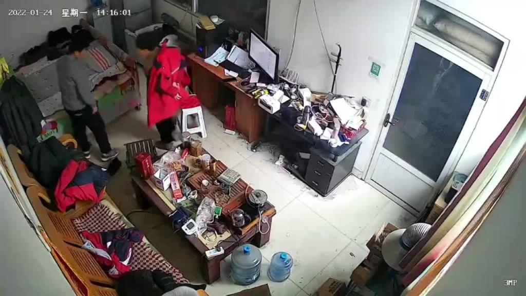 【监控破解】真实乱伦兄弟闯进嫂子办公室强攻亲嫂子不给操就掐脖 预览截图 1
