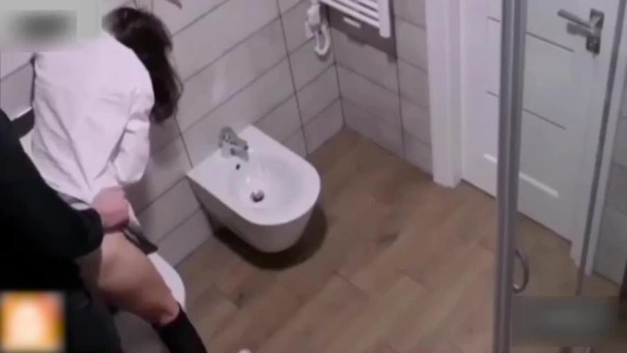 学妹被灌醉在厕所被两男轮奸 预览截图 12
