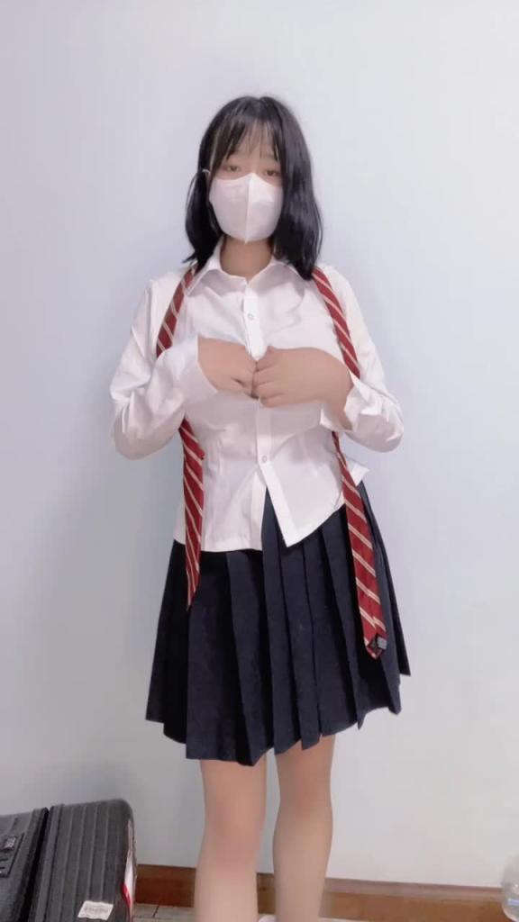 巨乳jk白虎自慰 预览截图 1