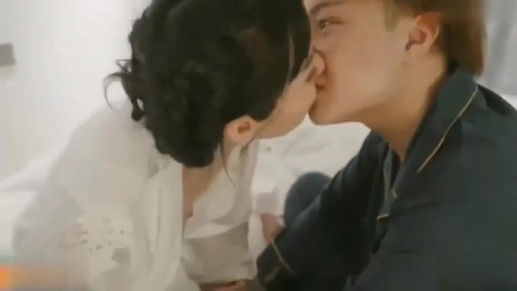 1/2『母子乱伦』寂寞义母以母爱的名义乱伦单身儿子 预览截图 4