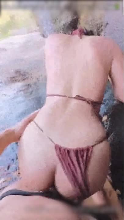 OF大神mintra444~和男友到静谧的郊外登山,玩水发现四下无人就想要咬一下 预览截图 10