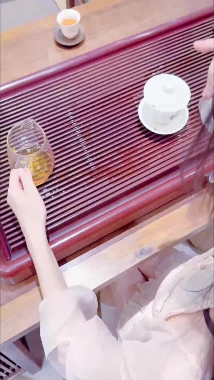 【真实乱伦原创】周末带妹妹去茶馆喝茶,旗袍应景化身母狗“茶艺师 预览截图 1