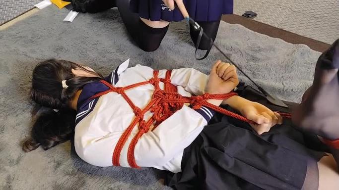 【绳欲club】新人樱花妹和小钰 黑丝 丝袜堵嘴 绝缘胶带zx 双人 女调女 预览截图 7