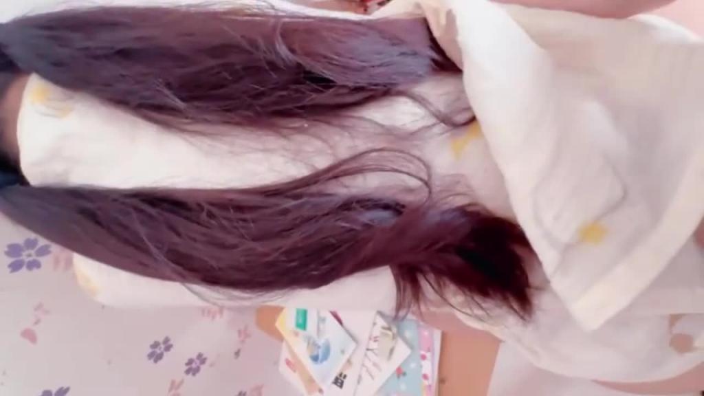 【在弟弟房间做爱,还在他课桌上后入!】无套拔射太慢了,射的女友满脸和头发都是精子 预览截图 5