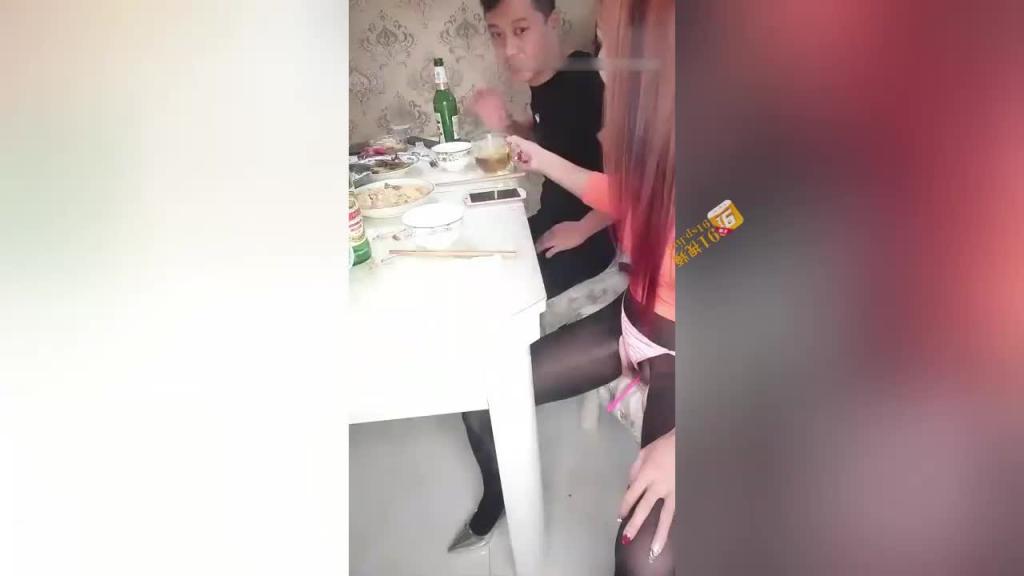 【近亲乱伦】1/2骚逼儿媳跟公公继子三批乱伦 对白真实淫荡 预览截图 6