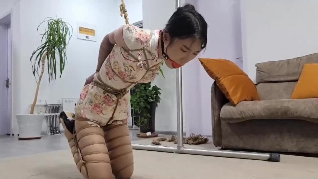 【逍遥】韩玉(琪梦)旗袍直臂跪缚后手吊 痛苦的膝盖顶地放置 预览截图 8