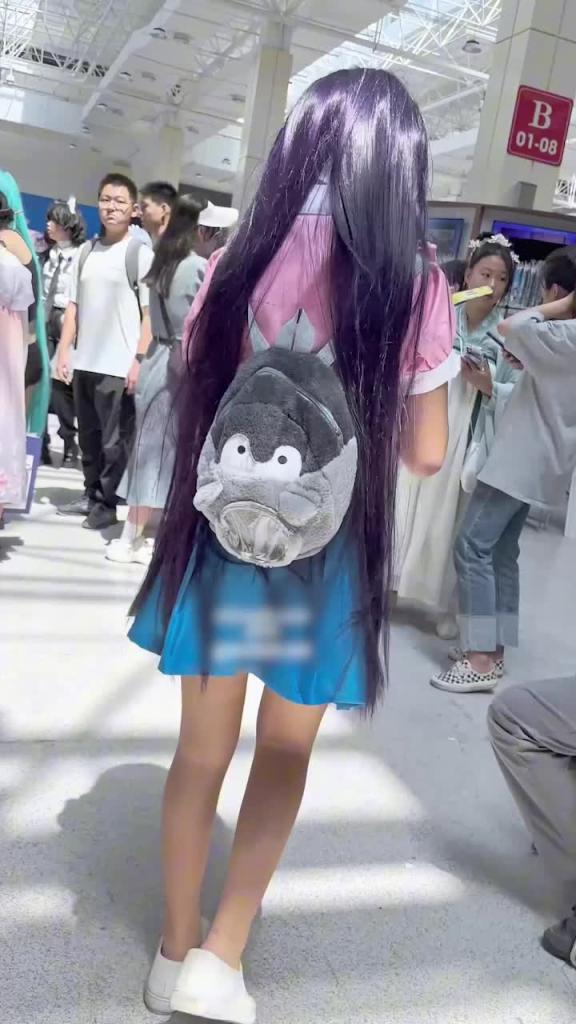 短裙学生妹独自逛街。一直翘屁股给你看白色内内 预览截图 1