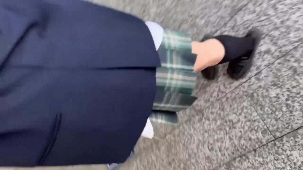 【校园约炮】白嫩水手服JK嫩妹出租屋做爱完还在那化妆 预览截图 2