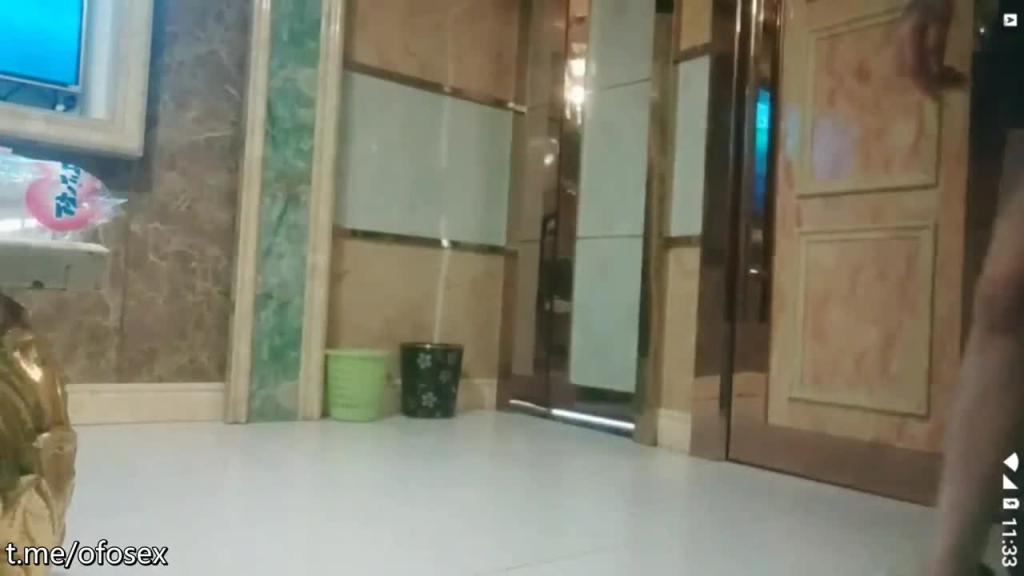 【歌厅探花】疑似午夜客串,长得好像网红骚妹,沙发掰穴,淫叫不断 预览截图 9