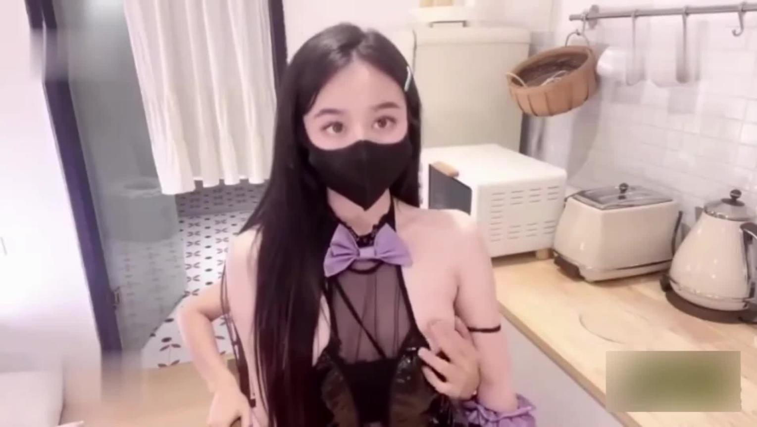 骚逼姐姐在厨房忙碌黑丝情趣诱惑 预览截图 7