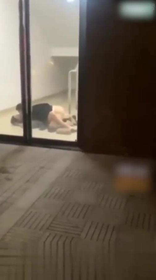 网曝门 偷拍醉酒情侣消防通道口就地正法 预览截图 10