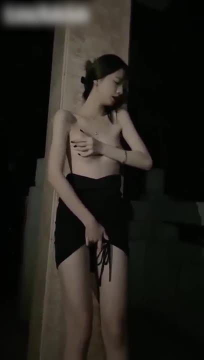 高颜质美女野外大胆露出 预览截图 6