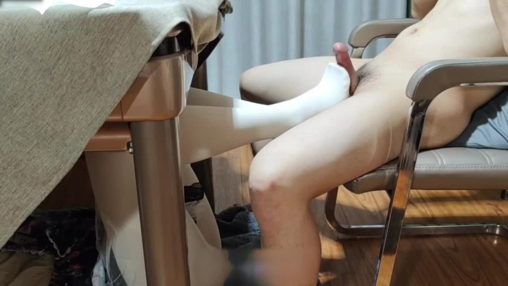 洛丽塔妹妹的性感原味白袜把持不住连续足交揉搓肉棒爆浆 预览截图 12