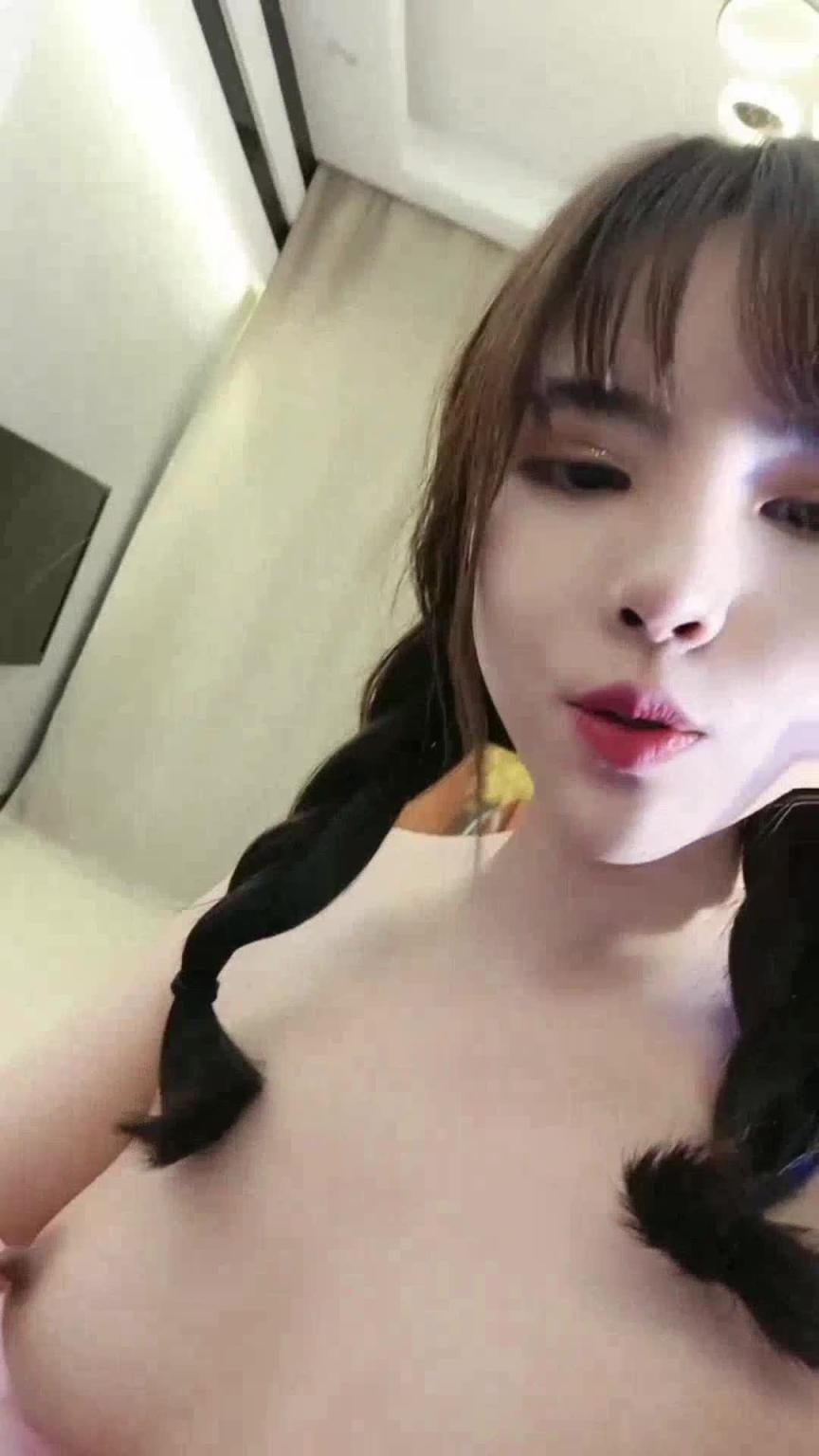 两个女孩互相玩到爆奶 预览截图 6
