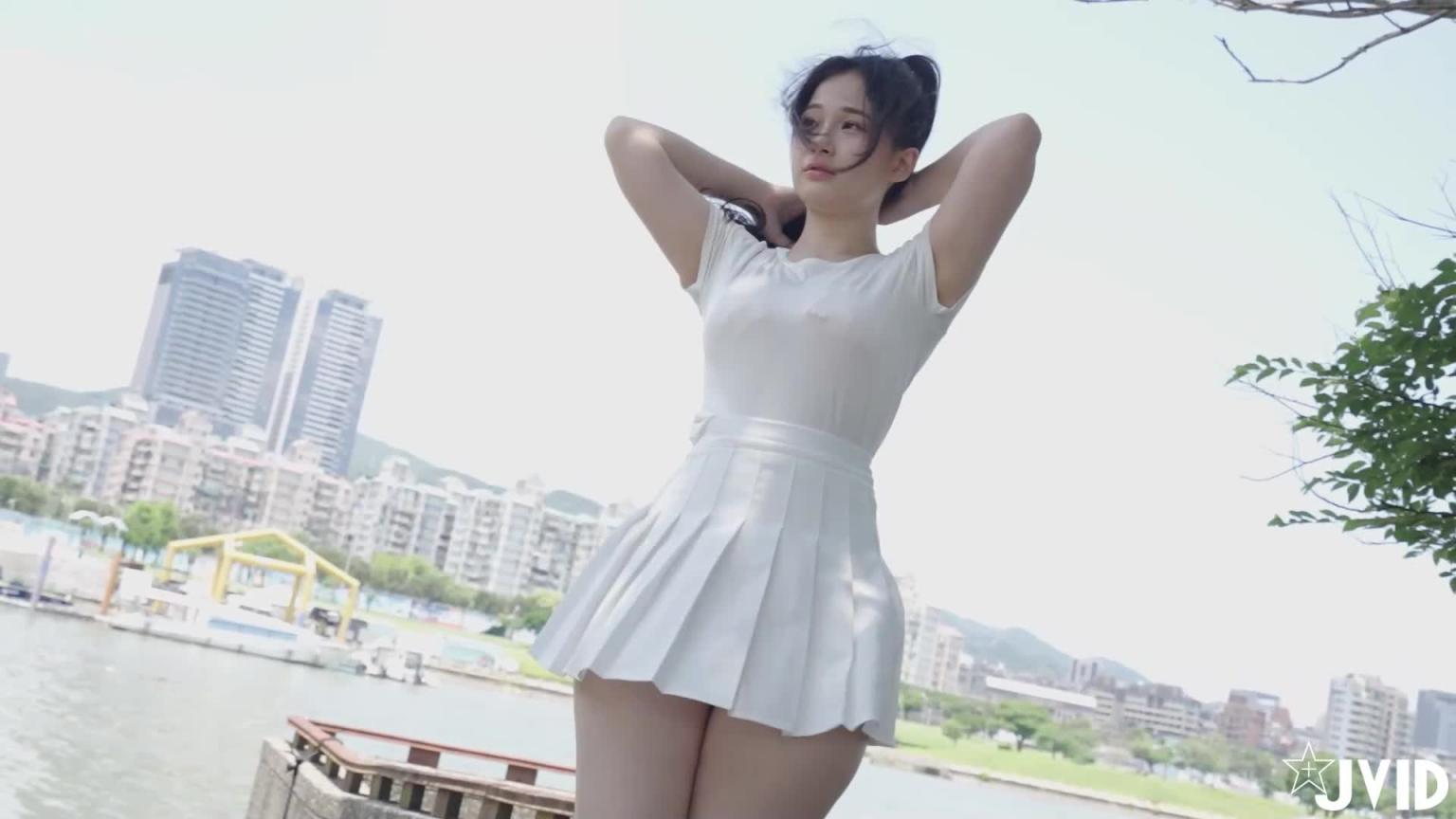 【汗湿诱惑.车内激震】国民女友户外漏出车震 预览截图 1