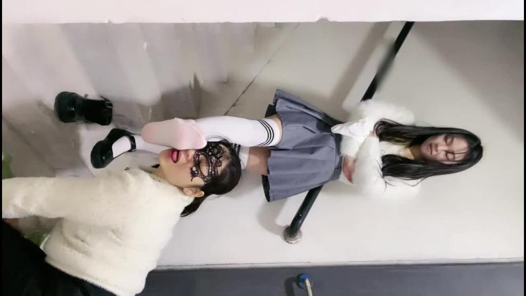 贱母狗屈辱的顶着小主人原味内裤白袜美脚楼道羞辱 预览截图 2