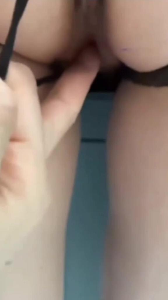 【母子乱伦】性感骚妈爱上年轻的儿子，主动帮儿子口交后让他内射 预览截图 2