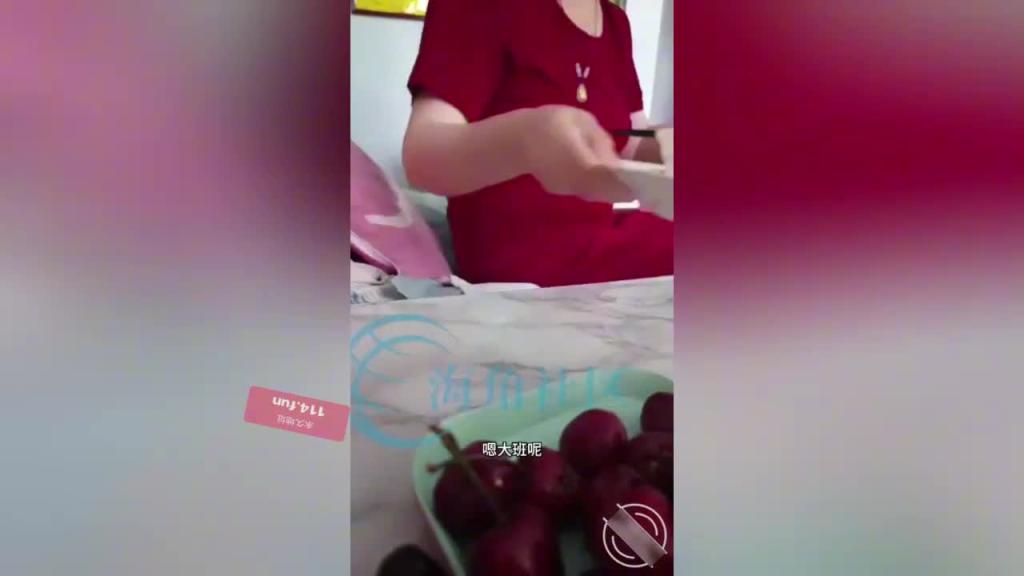 【母子乱伦】海角东北真实变态母子 吃完饭儿子喂骚妈吃大鸡巴 深喉上位抽插内射 对白淫荡“儿子鸡巴真好吃” 预览截图 4