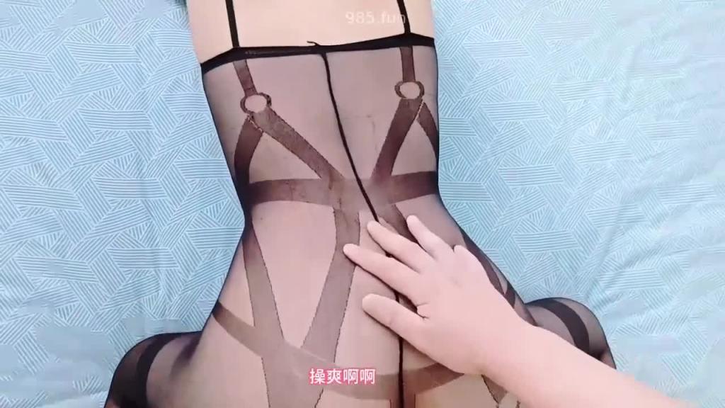 被老妈榨干两发精液,老妈没爽够就要操逼,急需兄弟们来帮忙操他 预览截图 3