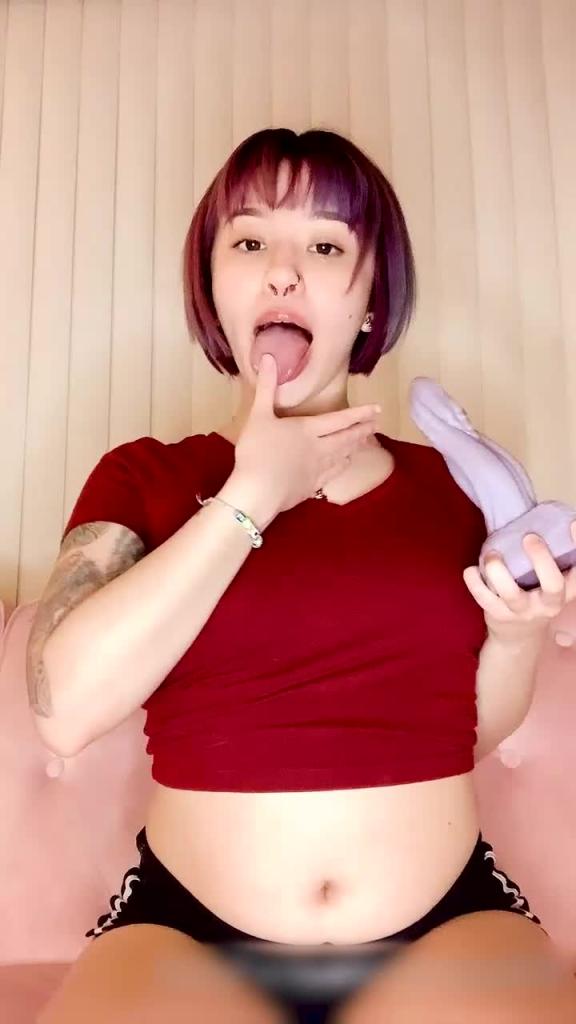 火辣红衣诱惑,舔弄紫色巨物挑逗舌技#puppiloli 预览截图 7