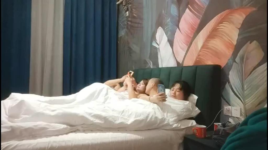 新普良家玩换妻 成年人的世界很简单 3/3 预览截图 12