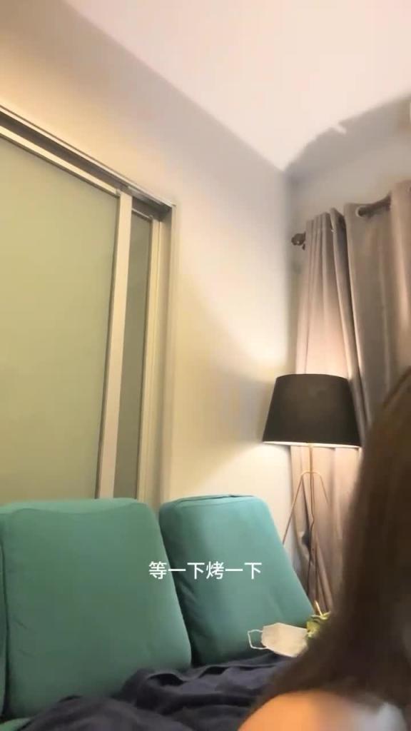 健身小骚货勾搭老外!掏出大屌狂插嘴,躺在桌子上爆操,抱起来打桩机,高潮喷水。 预览截图 3