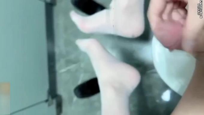极品伪娘公厕露出,玩射粉嫩仙女棒射鞋里 预览截图 7