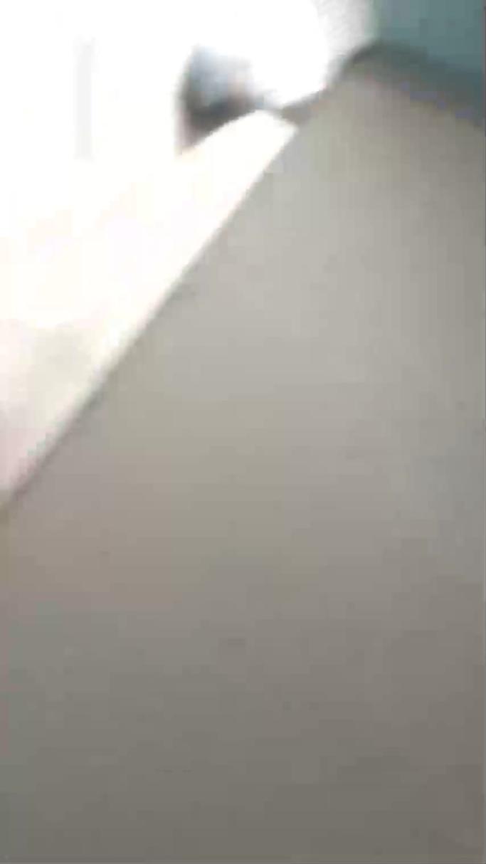 潜入舞蹈培训班_偷拍两位漂亮的女学员嘘嘘 预览截图 6