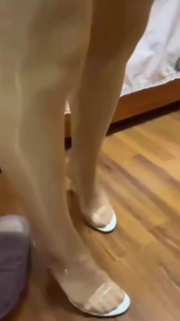 【母子乱伦】性感骚妈爱上年轻的儿子，主动帮儿子口交后让他内射 预览截图 11