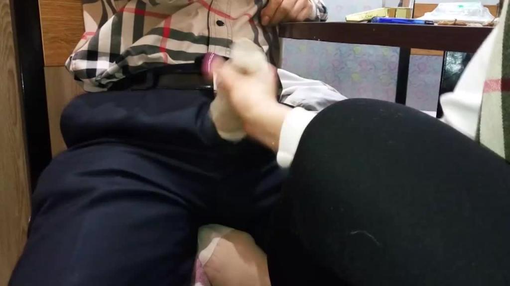 ♥足交♥户外夜市摊桌子底下足交,非常刺激 预览截图 6