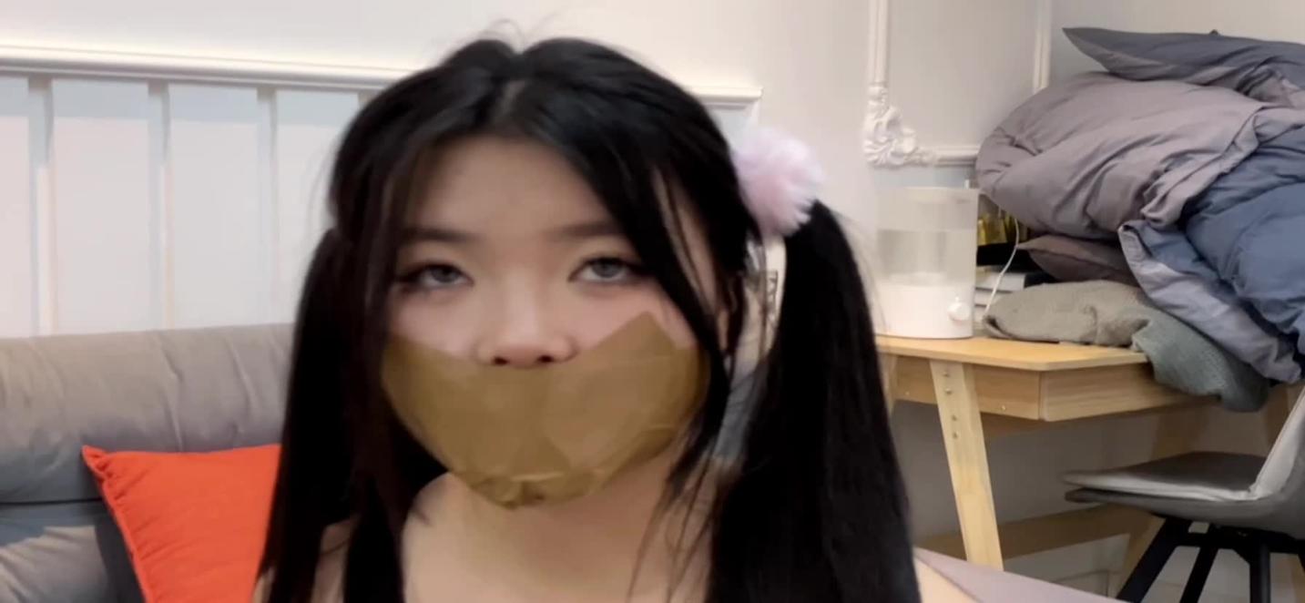 【默示录】黑丝与黑色胶带的半全包,小贝的挣扎能力很强,提早挣脱开,自己玩手机了 预览截图 6