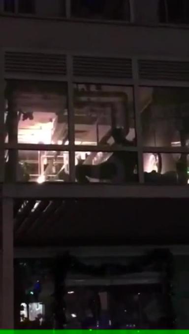 比萨店落地窗前开战!两男战一女大秀活春宫!引路人围观:女的没穿男的一直动 预览截图 7