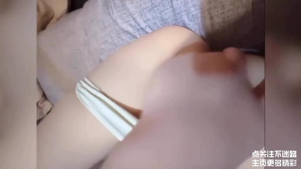 【最新乱伦泄密】在客厅背着弟弟和弟媳做爱 内射绝美弟媳的⽩⻁骚逼 预览截图 3