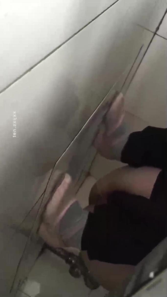 潜入舞蹈培训班_偷拍两位漂亮的女学员嘘嘘 预览截图 8
