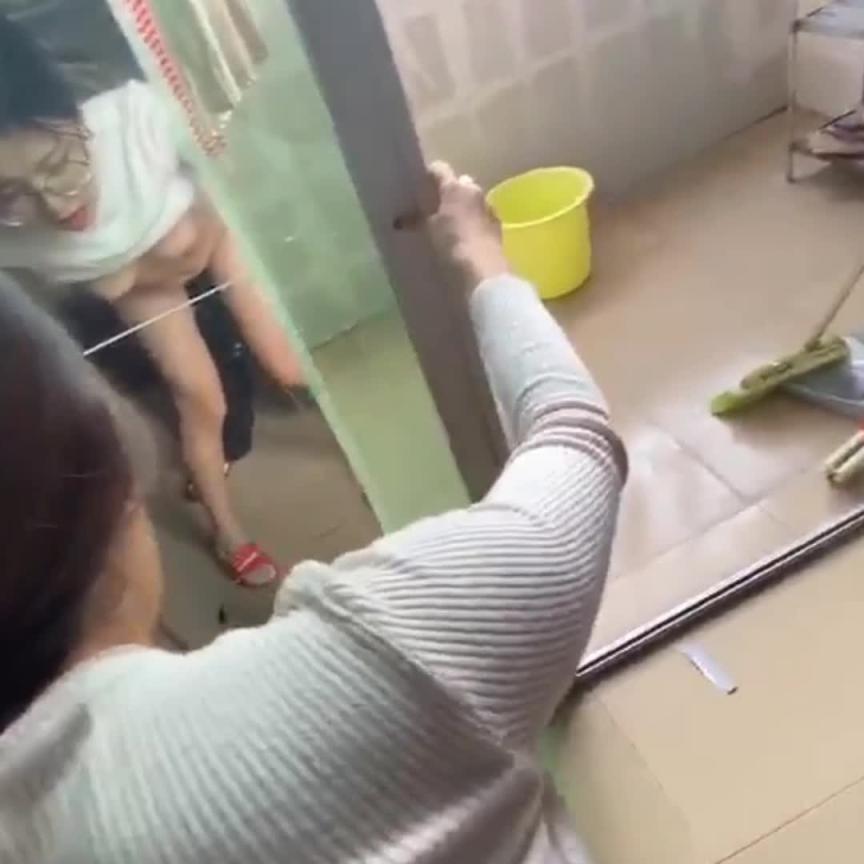 骚货小姨子方便就在家里干,不方便就在宾馆干 预览截图 10