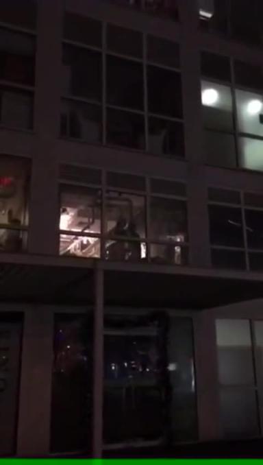比萨店落地窗前开战!两男战一女大秀活春宫!引路人围观:女的没穿男的一直动 预览截图 1