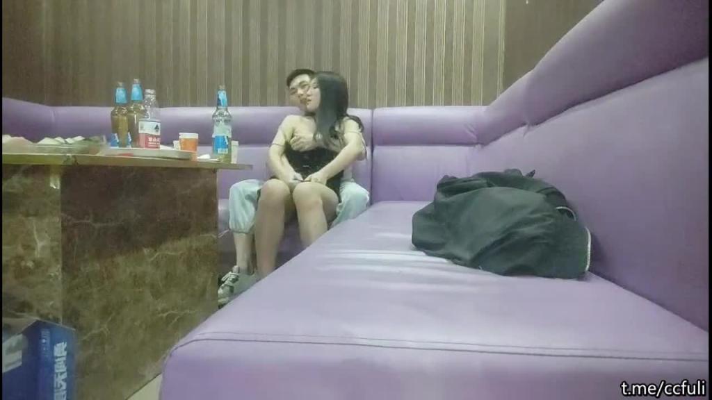 【歌厅探花】168CM包臀裙美女，唱唱歌摸摸奶子，脱下内裤扣逼，沙发上操起来 预览截图 2