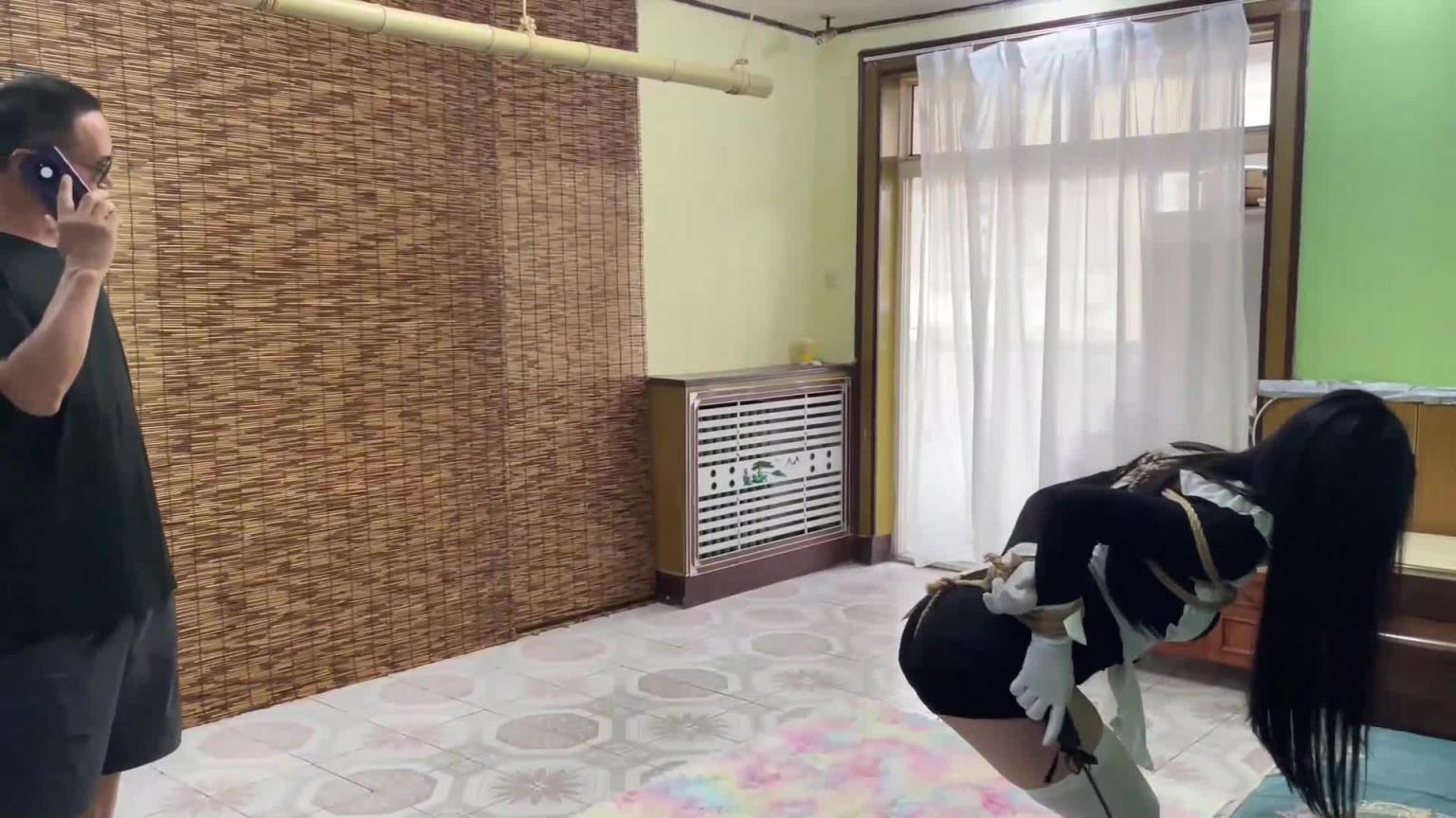 【云雀工作室】《女仆的调教日记02》黑长直眼镜妹 被强制调教成女仆被迫性感动作打扫卫生 向外卖求救 结果别人以为在玩SM游戏~急的女仆呜呜直叫~ 预览截图 2