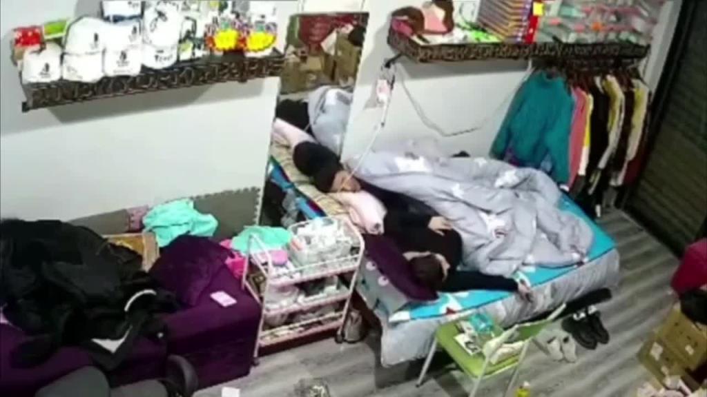 【监控破解】真实母子乱伦高中儿子恋母癖强上亲妈! 预览截图 9