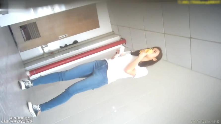 奶茶店偷拍牛仔裤女神撒尿 预览截图 2