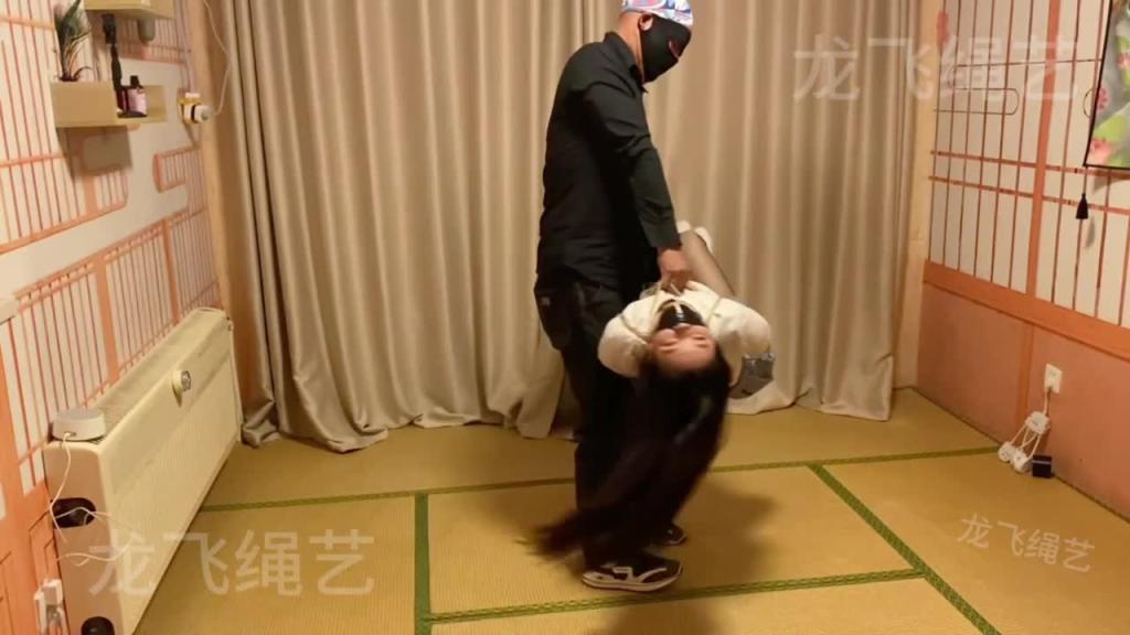【龙飞绳艺】虐待手撕丝袜折磨抽打KT凌辱短暂zx 预览截图 4