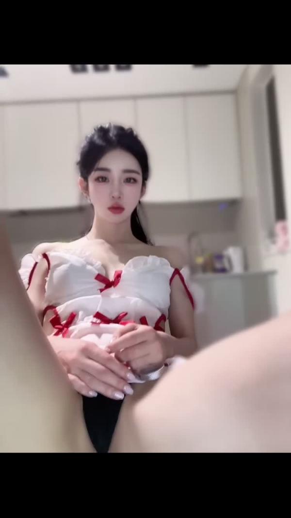 极品女神露出隐隐约约的大美鲍 预览截图 2