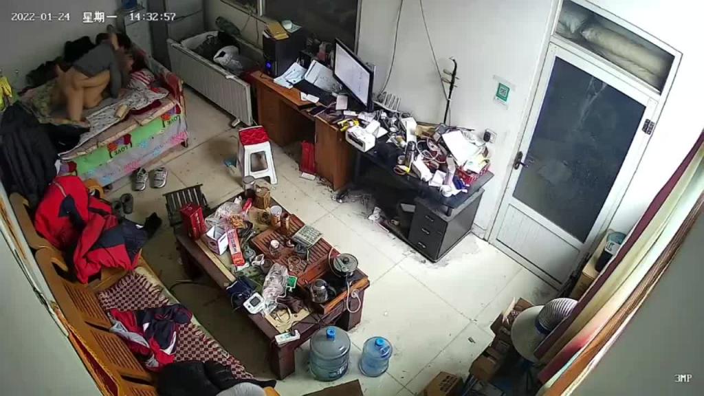 【监控破解】真实乱伦兄弟闯进嫂子办公室强攻亲嫂子不给操就掐脖 预览截图 8