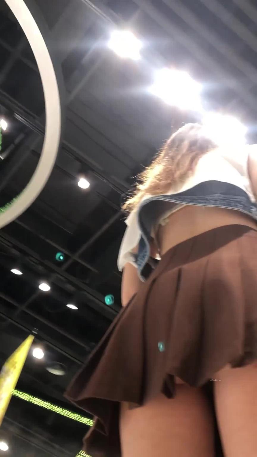 【抄底没穿内裤的jk妹】广州地铁尾随了一个真空出门jk妹,膝黑丝去抓娃娃,女孩注意千万别在真空出门了 预览截图 2