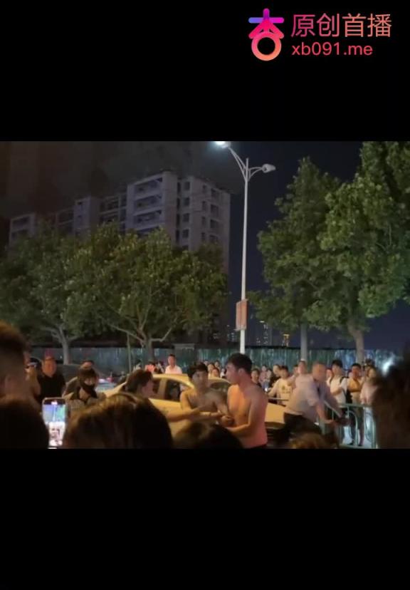 菏泽曹县万基村深夜大戏 儿子抓母出轨怒喊父 街头对峙警察急救齐上阵 预览截图 12